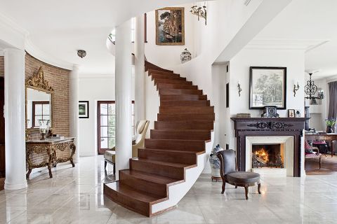 I tak już zostało, co ma swój urok. Dom rozważny i romantyczny