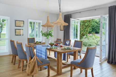 drewniane meble i niebieskie dodatki w jadalni