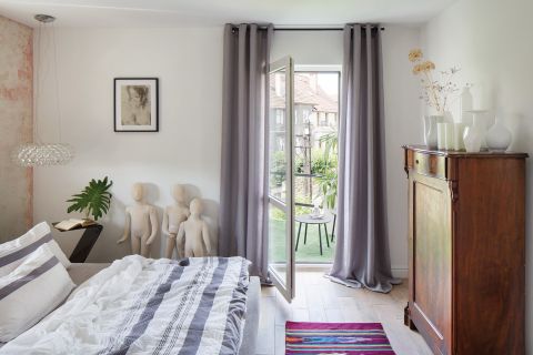 Sypialnia pełna jest rodzinnych pamiątek – zabytkowa poniemiecka bieliźniarka służyła Piotrowi za szafę, gdy był