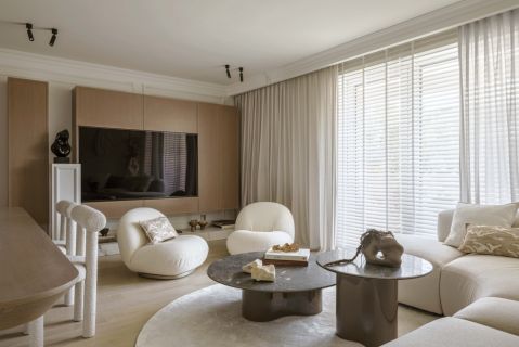 jasny salon ze sztukateriami i fotelami boucle