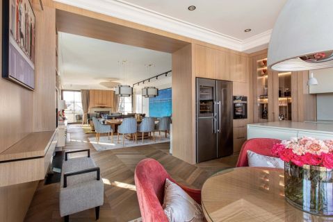 elegancki apartament z jasną drewnianą zabudową