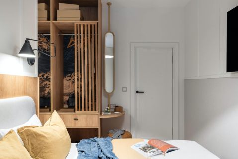 mała sypialnia w stylu japandi