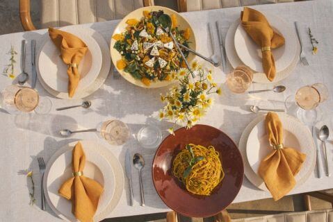 aranżacja stołu na letnie przyjęcie