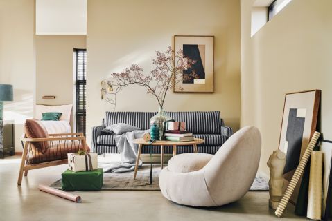 kanapa pod ścianą w salonie