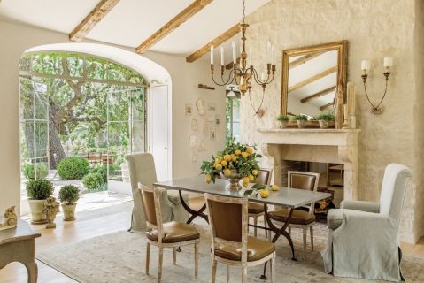 DWUSTRONNY FRANCUSKI KOMINEK WYPATRZONY PODCZAS WYCIECZKI PO EUROPIE OGRZEWA SALON I KUCHNIĘ.