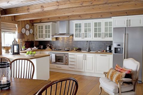 Jednym z nielicznych odstępstw od prowansalskiej normy są krzesła przy jadalnianym stole - tak zwane