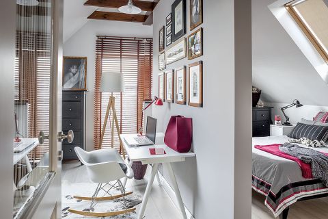 Joanna kolekcjonuje meble zaprojektowane przez Eamesów. W sypialni przy biureczku Galant stoi bujak ich projektu.