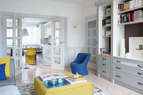 Kamienica z lat 30. Mieszkanie wykończone klasycznie, ale z dodatkiem koloru i dizajnu.