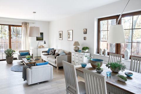 Kanapa Ikea, fotele z BoConcept a do tego surowy stolik ze Scandinavian Living oraz turkusowe poduchy i lniane