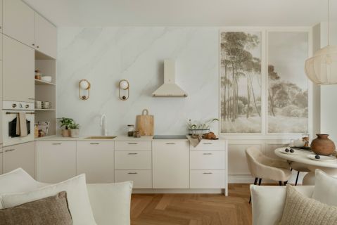 kaszmirowy salon z kuchnią aranżacja