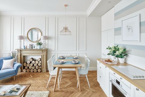 Trochę po skandynawsku, trochę po francusku, dużo błękitów i bieli. Od razu widać, że to kobieca kawalerka.