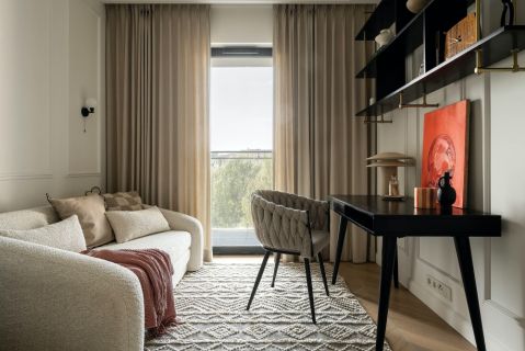 czarne biurko w kobiecym pokoju