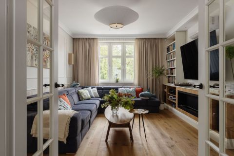 salon w domu inspirowanym modernizmem