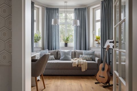 pokój gościny w domu inspirowanym modernizmem