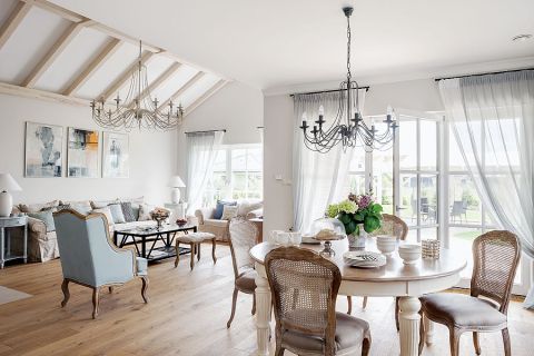 Klasyczne wnętrza w domu malowanym pastelami