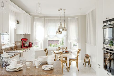 Klasyczne wnętrza w domu malowanym pastelami