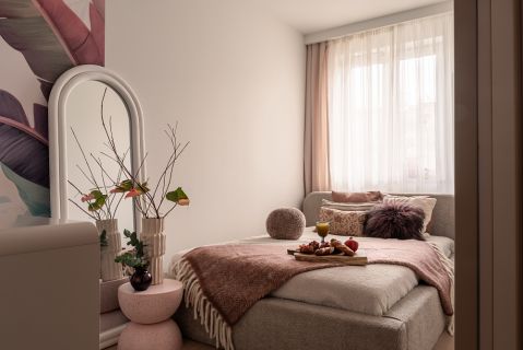 Przytulna kobieca sypialnia 9 m2 wydzielona w kawalerce 30 m2 w Krakowie