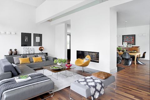 Kominek z niemieckiej firmy Brunner. Zgodnie z naturą: dom z wiszącym tarasem