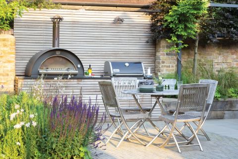 kuchnia ogrodowa z piecem na pizzę