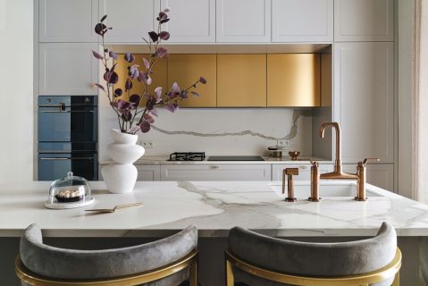 biała kuchnia ze złotymi dodatkami