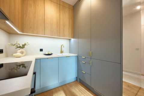 mała kuchnia narożna w mieszkaniu w bloku