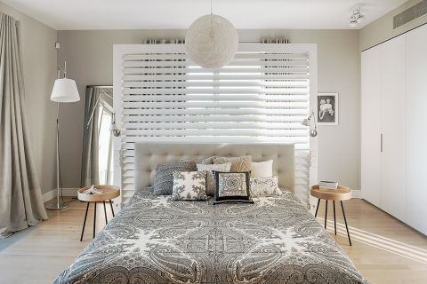 Sypialnia. Efektownym, choć prostym patentem jest żaluzjowa ścianka w sypialni: przesłania nie najlepszy widok, a także dodaje intymności.