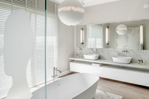 Łazienka: Łazienka. Wszystko jest tu przemyślane, nie ma nadmiaru, wystarczą na przykład tylko dwie kolekcje