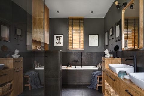 szara łazienka z drewnem w stylu skandynawskim