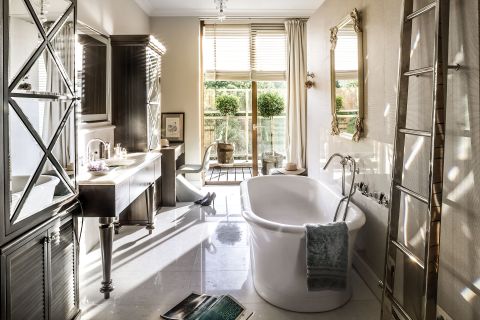 ŁAzienkę zaprojektowała i narysowała Paulina, a wykonał stolarz gwiazd Stanisław Dawidczyk, który swoje meble wysyła