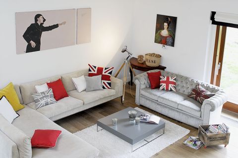 Ludwik w landrynkowym kolorze i kandelabr otulony aksamitem. Dom urządzony pomysłowymi meblami.