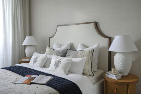 elegancka sypialnia beż i drewno