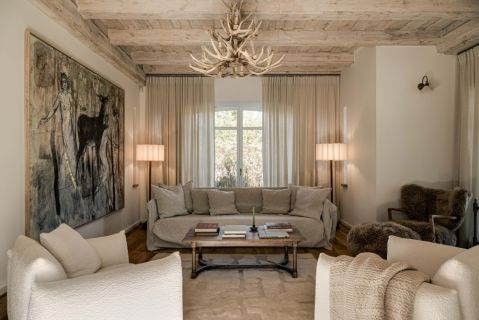W salonie zachowano oryginalny, drewniany sufit ze starych belek nawiązujący do regionalnej architektury Mazur.