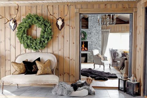 Meble i dodatki w stylu prowansalskim mają schłodzoną kolorystykę, np. sofy i fotele powleczono naturalnym lnem.