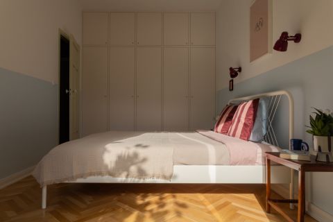 sypialnia stylu vintage w modernistycznej kamienicy