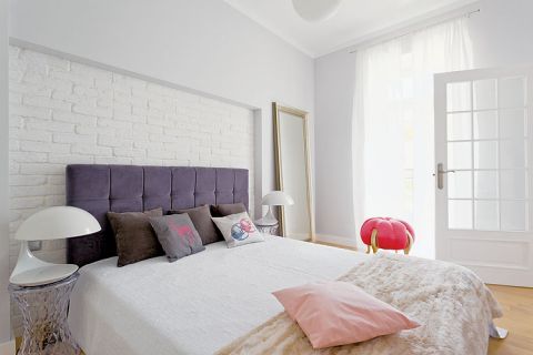 Mieszkanie Anny Popek - styl: lekko paryski. Kolory: morze bieli z nutą różu i pomarańczy. Miejsce: kamienica sprzed stu lat.