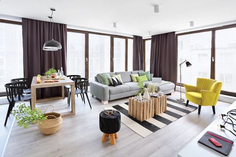 Mieszkanie jest urządzone pod wynajem, ale nie brakuje w nim niczego.