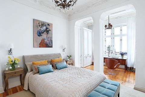 biała sypialnia w stylu klasycznym