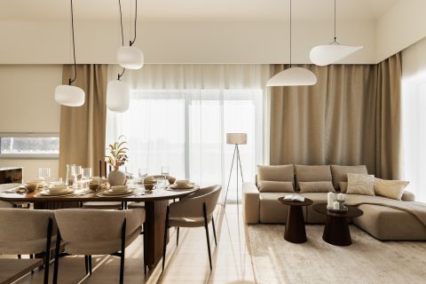 Kącik wypoczynkowy w salonie z jadalnią w stylu japandi