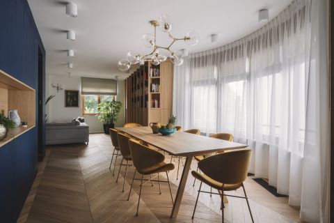 jadalnia otwarta na salon w stylu nowoczesnej klasyki