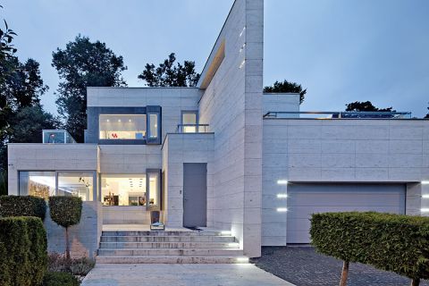 Mocnym akcentem jest przecinająca dom ściana, która wychodzi aż do ogrodu.