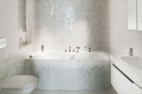 Mozaika Damasco Bianco od włoskiej Bisazzy to zabawa bielą. Wzór tworza kostki matowe i opalizujace.