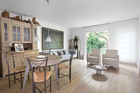 Na kredensie siedzi Chrystus Frasobliwy, Szkic do rzeźby ceramicznej w kościele w Śródborowie.