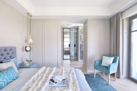 Na łóżku małżeńskim poduszki i narzuta kupione w Decolor.