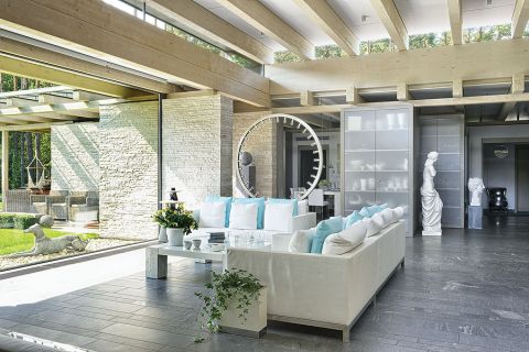 Na podłodze leży łupek, włoski asermone. Kupiła cały kamienny blok, który już na miejscu został pocięty na płytki.