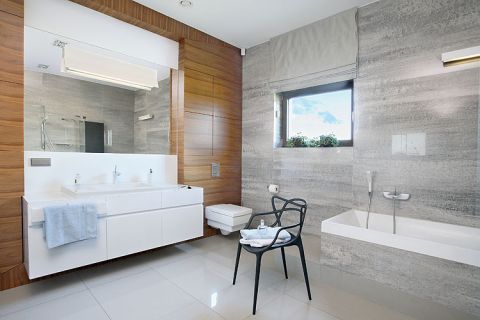 Na ścianie cieniowany gres i orzech amerykański, który tworzy klimat salonu kompielowego.