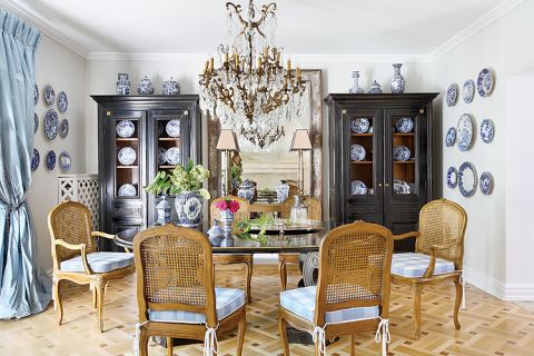 Na ścianie i w kredensach kolekcja fajansów z Delft.