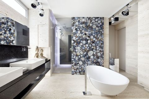 Największe wrażenie robi płyta z agatów w łazience.