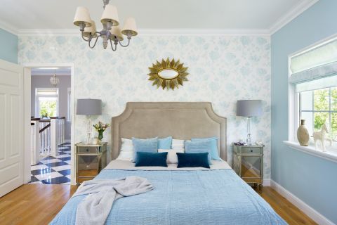 niebieska sypialnia dekoracje dodatki