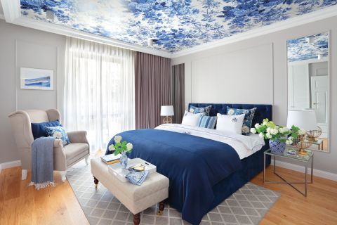 niebieska sypialnia z tapetą na suficie