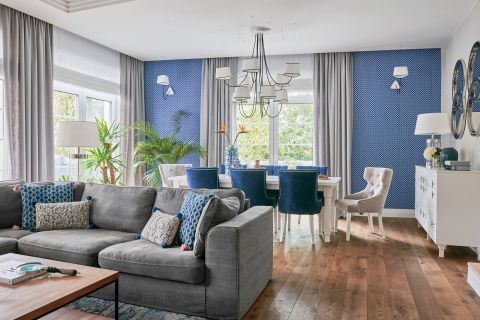 niebieska ściana w salonie